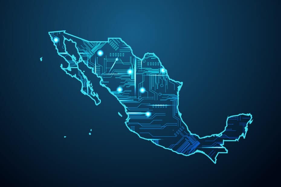 En los últimos años, la Inteligencia Artificial en México ha cobrado una relevancia significativa, impulsada por el crecimiento exponencial de tecnologías emergentes a nivel global. Este avance ha transformado diversas industrias, desde la salud hasta las finanzas, generando un impacto profundo en la sociedad. En México, el gobierno, la industria y la academia han mostrado un interés creciente en integrar la IA para fomentar el desarrollo económico, social y tecnológico del país. Sin embargo, este proceso presenta tanto retos como oportunidades que deben ser abordados con estrategias claras y políticas proactivas. Estrategia Nacional de Inteligencia Artificial en México Una de las principales iniciativas para promover el uso de la Inteligencia Artificial en México es la Estrategia Digital Nacional, impulsada por el gobierno mexicano. Este plan incluye acciones específicas para integrar la IA en sectores clave, como la salud, el medio ambiente y las finanzas, con el objetivo de mejorar la eficiencia y la productividad en dichas áreas. Por ejemplo, en el sector salud, la IA se ha utilizado para optimizar diagnósticos médicos y tratamientos personalizados, mientras que en el ámbito ambiental, se han implementado sistemas de IA para monitorear el cambio climático y proponer soluciones sostenibles. En las finanzas, la IA permite desarrollar algoritmos para la gestión de riesgos y la prevención de fraudes, lo que fortalece la seguridad del sistema financiero mexicano. Además, esta estrategia busca fortalecer la colaboración entre el gobierno, la industria, la sociedad civil y la academia para la adopción y el desarrollo de la IA. Esta sinergia es clave para garantizar un ecosistema robusto y preparado para los desafíos tecnológicos del futuro. La Agenda Nacional de Inteligencia Artificial 2024-2030 En el marco de la Inteligencia Artificial en México, una de las propuestas más ambiciosas es la Agenda Nacional de Inteligencia Artificial 2024-2030, presentada en el Senado de la República. Este plan establece objetivos claros para impulsar el desarrollo de la IA en el país, con un enfoque en el desarrollo social inclusivo, la fomentación de la investigación y la creación de políticas públicas éticas y responsables. Entre los principales objetivos de esta agenda se destacan el impulso de la investigación en IA, la promoción de la innovación tecnológica y la creación de un entorno regulatorio que garantice el uso seguro y ético de estas tecnologías. Además, se promueve la cooperación multisectorial para garantizar que todos los actores involucrados, desde empresas hasta organizaciones no gubernamentales, participen activamente en el desarrollo y la implementación de la IA. Este enfoque colaborativo es esencial para asegurar que México se posicione como un referente en la adopción responsable de la inteligencia artificial en la región de América Latina. Retos y Oportunidades de la IA en México A pesar de los avances significativos, la Inteligencia Artificial en México enfrenta importantes retos que deben ser abordados para garantizar su éxito a largo plazo. Uno de los desafíos más notables es la falta de un marco legal robusto que regule el uso de la IA. La ausencia de normativas claras puede generar incertidumbre y retrasar la adopción de estas tecnologías en sectores clave. Otro reto significativo es el desarrollo de capacidades y habilidades. Aunque el país cuenta con un talento humano prometedor, es necesario invertir en educación y formación para preparar a la próxima generación de profesionales en IA. Sin embargo, junto con estos desafíos, también surgen grandes oportunidades. La IA tiene el potencial de transformar la economía mexicana, generando empleos de alta calidad y aumentando el PIB del país. Según estimaciones internacionales, el uso eficiente de la IA podría agregar hasta un 1% al crecimiento económico anual. Además, México tiene la posibilidad de posicionarse como un líder regional en el desarrollo de IA, atrayendo inversiones extranjeras y estableciendo colaboraciones estratégicas con otras naciones. Políticas Proactivas para Aprovechar la IA Para aprovechar al máximo las oportunidades que ofrece la Inteligencia Artificial en México, es fundamental establecer políticas proactivas que promuevan su desarrollo. En lugar de reaccionar ante los problemas que puedan surgir, es necesario anticiparse y diseñar estrategias que aseguren un desarrollo seguro y centrado en las personas. Algunas de las estrategias recomendadas incluyen la cooperación internacional, que permitirá a México aprender de las mejores prácticas globales, y la colaboración con el sector privado, que puede proporcionar recursos y conocimientos técnicos para impulsar el desarrollo de la IA. Además, los actores clave en la implementación de estas políticas, como el gobierno y las empresas, deben participar activamente en los foros y mesas de diálogo, garantizando que las decisiones se tomen de manera inclusiva y transparente. La Gobernanza de la IA: Un Enfoque Colaborativo y Ético La gobernanza de la Inteligencia Artificial en México debe basarse en principios éticos y en el respeto de los derechos humanos. Para ello, es vital que la regulación de la IA sea inclusiva y equitativa, involucrando a todos los sectores de la sociedad, desde las grandes corporaciones hasta las pequeñas y medianas empresas, así como a la sociedad civil. La UNESCO y otras organizaciones internacionales han destacado la importancia de promover un uso responsable y ético de la IA, y México tiene la oportunidad de liderar este esfuerzo en la región. La regulación debe estar diseñada para garantizar que la IA beneficie a todos los ciudadanos, protegiendo sus derechos y promoviendo la igualdad de oportunidades. Además, la colaboración entre el gobierno, la academia y la industria es fundamental para crear un ecosistema de gobernanza que no solo fomente el desarrollo de la IA, sino que también asegure su uso de manera ética y responsable. Conclusiones y Próximos Pasos En conclusión, la Inteligencia Artificial en México representa tanto retos como oportunidades para el futuro del país. El desarrollo de estrategias nacionales, como la Estrategia Digital Nacional y la Agenda Nacional de Inteligencia Artificial 2024-2030, refleja un compromiso sólido con la innovación y el progreso tecnológico. No obstante, para asegurar el éxito a largo plazo, es esencial que México aborde los desafíos pendientes, como la creación de un marco legal adecuado y la promoción de la educación en IA. Asimismo, el país debe continuar fomentando la colaboración multisectorial para garantizar que el desarrollo de la IA sea inclusivo y ético. El futuro de la Inteligencia Artificial en México es prometedor, y con las políticas adecuadas, el país puede posicionarse como un líder en la región. Es responsabilidad de todos los actores involucrados, desde el gobierno hasta la sociedad civil, asegurar que México aproveche al máximo esta oportunidad tecnológica.