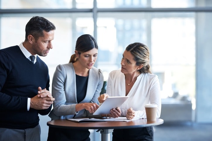 empresarios analizando un documento