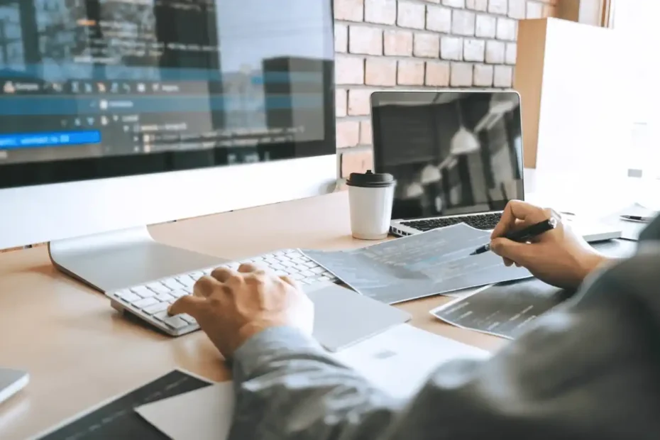 profesional haciendo cálculos